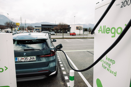 Pred trgovinami Hofer se gradi ena najbolj razvejanih mrež ultra hitrih polnilnic za električna vozila v Sloveniji